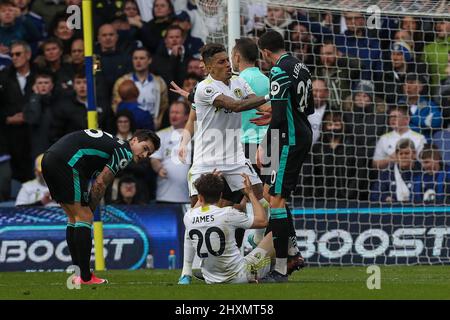 Leeds, Royaume-Uni. 13th mars 2022. Raphinha #10 de Leeds United pousse Pierre Lees-Melou #20 de Norwich City loin de son coéquipier Daniel James #20 de Leeds United à Leeds, Royaume-Uni le 3/13/2022. (Photo de James Heaton/News Images/Sipa USA) crédit: SIPA USA/Alay Live News Banque D'Images