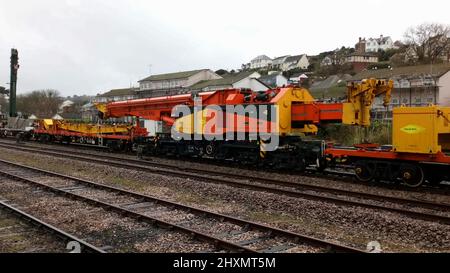 Une grue lourde et des wagons Colas Rail à Paignton, en attente d'utilisation sur le pont de remplacement dans la région de Livermead à Torquay, Devon, Angleterre, Royaume-Uni. Banque D'Images