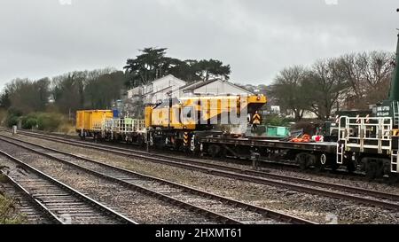 Une grue lourde et des wagons Colas Rail à Paignton, en attente d'utilisation sur le pont de remplacement dans la région de Livermead à Torquay, Devon, Angleterre, Royaume-Uni. Banque D'Images