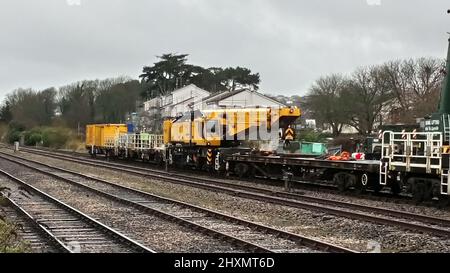 Une grue lourde et des wagons Colas Rail à Paignton, en attente d'utilisation sur le pont de remplacement dans la région de Livermead à Torquay, Devon, Angleterre, Royaume-Uni. Banque D'Images