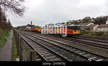 Une grue lourde et des wagons Colas Rail à Paignton, en attente d'utilisation sur le pont de remplacement dans la région de Livermead à Torquay, Devon, Angleterre, Royaume-Uni. Banque D'Images