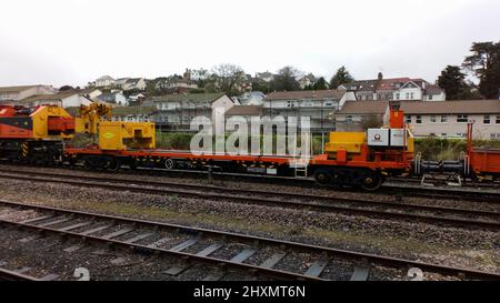 Une grue lourde et des wagons Colas Rail à Paignton, en attente d'utilisation sur le pont de remplacement dans la région de Livermead à Torquay, Devon, Angleterre, Royaume-Uni. Banque D'Images