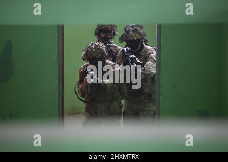 Les soldats de l'armée américaine de la Compagnie C, 2nd Bataillon, 27th Infantry Regiment, 3rd Infantry Brigade combat Team, 25th Infantry Division, avancent dans une salle dégagée lors d'un exercice d'entraînement en terrain urbain à l'appui de Salaknib à fort Magsaysay, Nueva Ecija, Philippines, le 11 mars 2022. Près de 1 100 soldats de l'armée américaine du Pacifique participent à Salaknib aux côtés de leurs homologues philippins afin d'améliorer l'interopérabilité et de renforcer notre partenariat dans l'Indo-Pacifique. (É.-U. Photographie de l'armée par le SPC Joshua Oller/28th Détachement des affaires publiques) Banque D'Images