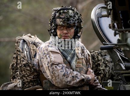 Un soldat des forces armées lettones participe à une formation multinationale lors de la grève des sabre 22 à Camp Adazi, Lettonie, le 7 mars 2022. Sabre Strike est conçu pour améliorer l'interopérabilité avec nos alliés de l'OTAN et renforcer les relations régionales que nous avons développées. Sabre Strike permet aux alliés de l'OTAN de se connecter personnellement, professionnellement, techniquement et tactiquement pour créer des effets synergiques et une force de combat multinationale plus compétente. (É.-U. Photo de l'armée par le sergent d'état-major. Thomas mort) Banque D'Images