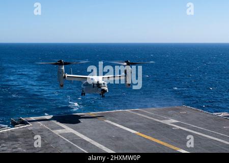 220312-N-MH015-1049 OCÉAN PACIFIQUE (le 12 mars 2022) Un CVM-22B Osprey, de l'escadron multimission (VRM) 50 de la logistique de la flotte, atterrit sur le pont de vol du porte-avions USS Nimitz (CVN 68). Nimitz mène actuellement des opérations de routine. (É.-U. Photo de la marine par le Spécialiste des communications de masse 3rd classe Joseph Calabre) Banque D'Images