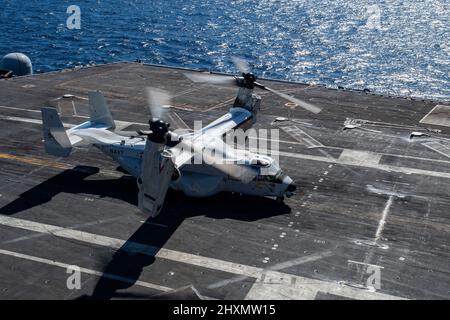 220312-N-MH015-1052 OCÉAN PACIFIQUE (le 12 mars 2022) Un CVM-22B Osprey, de l'escadron multimission (VRM) 50 de la logistique de la flotte, atterrit sur le pont de vol du porte-avions USS Nimitz (CVN 68). Nimitz mène actuellement des opérations de routine. (É.-U. Photo de la marine par le Spécialiste des communications de masse 3rd classe Joseph Calabre) Banque D'Images