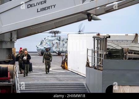 MER DES PHILIPPINES (4 mars 2022) le Commodore, Escadron amphibie 11, le capitaine Greg Baker, arrive sur le quai d'atterrissage amphibie déployé à l'avant du navire USS Ashland (LSD 48). Ashland, qui fait partie du America Amphiobie Ready Group, ainsi que de l'unité expéditionnaire maritime 31st, opère dans la zone de responsabilité de la flotte américaine 7th afin d'améliorer l'interopérabilité avec les alliés et les partenaires, servant de force de réaction prête à l'emploi pour défendre la paix et la stabilité dans la région Indo-Pacifique. (É.-U. Photo de la marine par le spécialiste des communications de masse 2nd classe Michael Doan) Banque D'Images