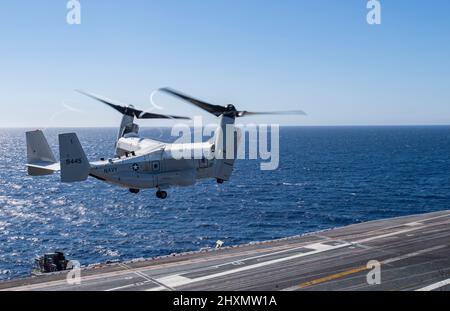 220312-N-MH015-1063 OCÉAN PACIFIQUE (le 12 mars 2022) Un CVM-22B Osprey, de l'escadron multimission (VRM) 50 de la logistique de la flotte, prend son décollage du pont de vol du porte-avions USS Nimitz (CVN 68). Nimitz mène actuellement des opérations de routine. (É.-U. Photo de la marine par le Spécialiste des communications de masse 3rd classe Joseph Calabre) Banque D'Images