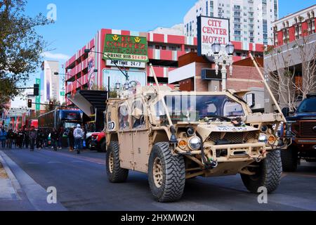 Des bérets verts avec le groupe des forces spéciales 5th (Airborne) conduisent leur véhicule de mobilité terrestre 1,1 sur Fremont Street à Las Vegas pendant le Mint 400 Off-Road Festival le 10 mars 2022. La course tout-terrain annuelle dans le désert américain offre un lieu unique pour les bérets verts afin de tester leur mobilité longue distance dans le désert sur 200 kilomètres du désert du Nevada. (É.-U. Photo de l'armée par le Sgt. 1st classe William Howard) Banque D'Images