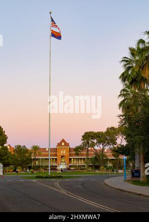 Les drapeaux américains et d'Arizona survolent au coucher du soleil l'Université de l'Arizona Banque D'Images