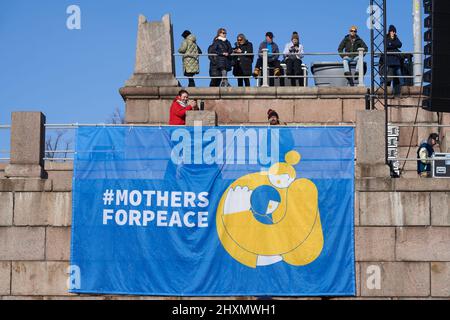 Helsinki, Finlande - 12 mars 2022 : bannière #mothersforPeace dans un rassemblement Mothers for Peace qui proteste contre l'agression militaire russe en Ukraine sur le wal-mart Banque D'Images