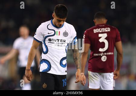 Turin, Italie, le 13th mars 2022. Joaquin Correa du FC Internazionale réagit comme Gleison Bremer de Torino le gardien de but du FC marche en arrière-plan pendant le match de la série A au Stadio Grande Torino, Turin. Le crédit photo devrait se lire: Jonathan Moscrop / Sportimage Banque D'Images