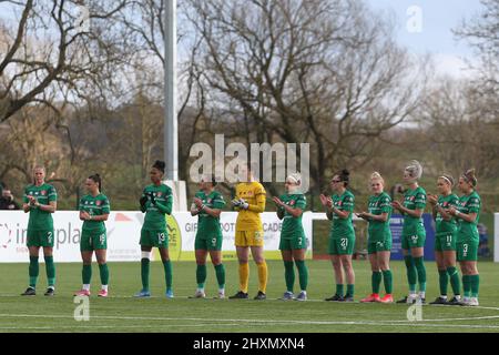 DURHAM, ROYAUME-UNI. 13th MARS les joueurs de Coventry United applaudissent en solidarité avec l'Ukraine lors du match de championnat féminin FA entre Durham Women FC et Coventry United au château de Maiden, à Durham City, le dimanche 13th mars 2022. (Credit: Mark Fletcher | MI News) Credit: MI News & Sport /Alay Live News Banque D'Images