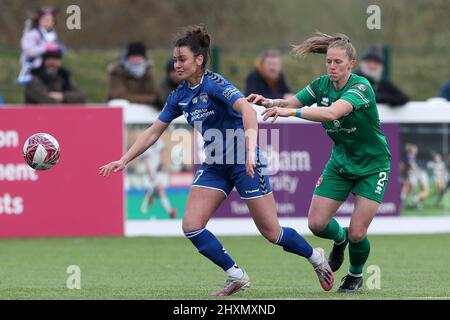 DURHAM, ROYAUME-UNI. 13th MARS Liz Ejupi en action avec Natalie HAIGH de Coventry United lors du match de championnat féminin FA entre Durham Women FC et Coventry United au château de Maiden, Durham City, le dimanche 13th mars 2022. (Credit: Mark Fletcher | MI News) Credit: MI News & Sport /Alay Live News Banque D'Images