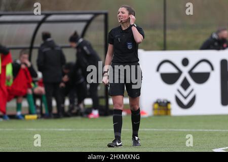 DURHAM, ROYAUME-UNI. MAR 13th Referee Melissa Burgin lors du match de championnat féminin FA entre Durham Women FC et Coventry United au château de Maiden, à Durham City, le dimanche 13th mars 2022. (Credit: Mark Fletcher | MI News) Credit: MI News & Sport /Alay Live News Banque D'Images