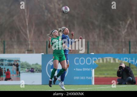 DURHAM, ROYAUME-UNI. 13th MARS Becker Salicki, une femme de Durham, concourt un titre avec Olivia FERGUSSON, une femme de Coventry United, lors du match de championnat FA féminin entre Durham Women FC et Coventry United au château de Maiden, à Durham City, le dimanche 13th mars 2022. (Credit: Mark Fletcher | MI News) Credit: MI News & Sport /Alay Live News Banque D'Images