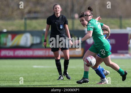 DURHAM, ROYAUME-UNI. 13th MARS Katy MORRIS, de Coventry United, en action avec Liz Ejupi, de Durham Women's, lors du match de championnat féminin FA entre Durham Women FC et Coventry United au château de Maiden, à Durham City, le dimanche 13th mars 2022. (Credit: Mark Fletcher | MI News) Credit: MI News & Sport /Alay Live News Banque D'Images