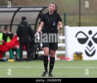 DURHAM, ROYAUME-UNI. MAR 13th Referee Melissa Burgin lors du match de championnat féminin FA entre Durham Women FC et Coventry United au château de Maiden, à Durham City, le dimanche 13th mars 2022. (Credit: Mark Fletcher | MI News) Credit: MI News & Sport /Alay Live News Banque D'Images