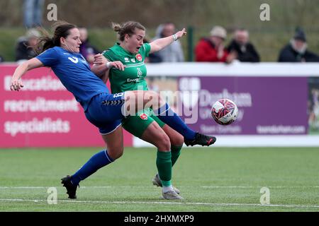 DURHAM, ROYAUME-UNI. 13th MARS Sarah Robson, de Durham Women's, en action avec Katie WILKINSON de Coventry United lors du match de championnat féminin de la FA entre Durham Women FC et Coventry United au château de Maiden, à Durham City, le dimanche 13th mars 2022. (Credit: Mark Fletcher | MI News) Credit: MI News & Sport /Alay Live News Banque D'Images