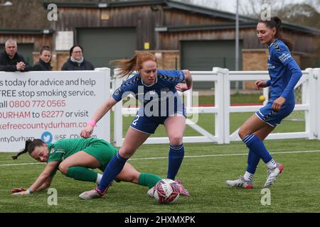 DURHAM, ROYAUME-UNI. 13th MARS les femmes de Durham Kathryn Hill of Durham les femmes affronteront Freya THOMAS of Coventry United lors du match de championnat féminin de la FA entre Durham Women FC et Coventry United au château de Maiden, à Durham City, le dimanche 13th mars 2022. (Credit: Mark Fletcher | MI News) Credit: MI News & Sport /Alay Live News Banque D'Images