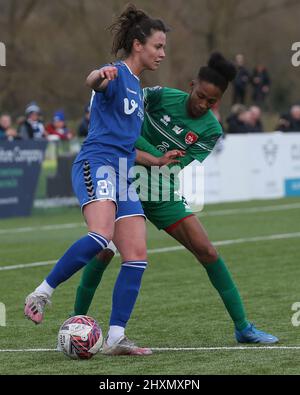 DURHAM, ROYAUME-UNI. 13th MARS Liz Ejupi de Durham Women bataille pour possession avec Elisha n'DoW de Coventry United lors du match de championnat féminin FA entre Durham Women FC et Coventry United au château de Maiden, à Durham City, le dimanche 13th mars 2022. (Credit: Mark Fletcher | MI News) Credit: MI News & Sport /Alay Live News Banque D'Images