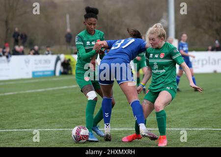 DURHAM, ROYAUME-UNI. 13th MARS Liz Ejupi de Durham Women bataille pour possession avec Elisha n'DoW de Coventry United et Alannah MANN lors du match de championnat féminin FA entre Durham Women FC et Coventry United au château de Maiden, à Durham City, le dimanche 13th mars 2022. (Credit: Mark Fletcher | MI News) Credit: MI News & Sport /Alay Live News Banque D'Images