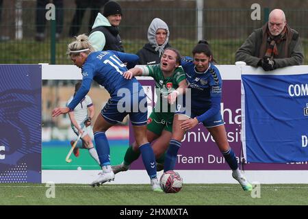 DURHAM, ROYAUME-UNI. 13th MARS Becky Salicki et Lauren Briggs de Durham les femmes se sont affrontées pour possession avec Katie WILKINSON de Coventry United lors du match de championnat féminin FA entre Durham Women FC et Coventry United au château de Maiden, à Durham, le dimanche 13th mars 2022. (Credit: Mark Fletcher | MI News) Credit: MI News & Sport /Alay Live News Banque D'Images