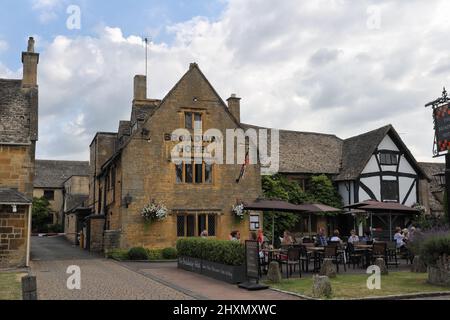 Diners manger à l'Hôtel Broadway dans Village de Broadway, Cotswolds, Worcestershire Angleterre Banque D'Images