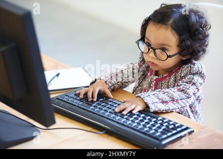 Apprendre au fur et à mesure de sa croissance.Photo d'une petite fille mignonne à la maison. Banque D'Images