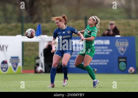 DURHAM, ROYAUME-UNI. 13th MARS Durham Women's Kathryn Hill en action avec Charlie ESTCOURT de Coventry United lors du match de championnat féminin FA entre Durham Women FC et Coventry United au château de Maiden, Durham City, le dimanche 13th mars 2022. (Credit: Mark Fletcher | MI News) Credit: MI News & Sport /Alay Live News Banque D'Images