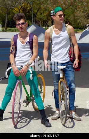 En attente du mousquetaire 3rd. Prise de vue en longueur de deux jeunes hommes assis sur leurs vélos à l'extérieur. Banque D'Images