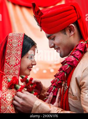 Je vous promets de vous aimer jusqu'à la fin des temps. Photo rognée d'un jeune couple hindou le jour de leur mariage. Banque D'Images