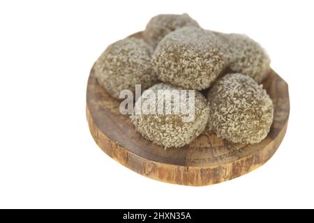 Mochi cakes.Coconut mochi isolé sur fond blanc. Dessert japonais avec noix de coco Banque D'Images