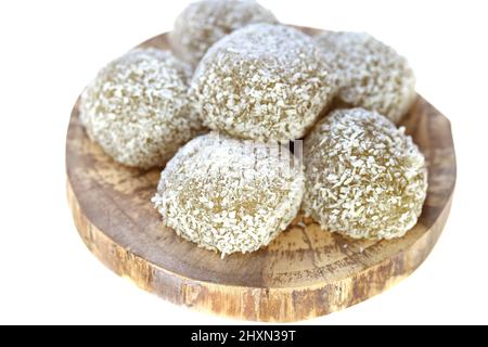 Mochi cakes.Coconut mochi sur un plateau rond isolé sur fond blanc. Dessert traditionnel japonais avec noix de coco Banque D'Images