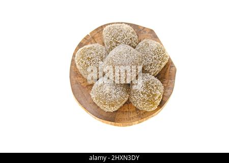 Mochi cakes.Coconut mochi sur un tableau isolé sur fond blanc. Dessert japonais avec noix de coco Banque D'Images