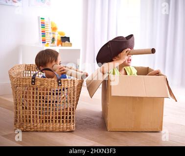 Pirates en jeu. Photo de deux jeunes garçons jouant faire croire comme des pirates. Banque D'Images