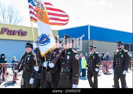 Worcester EMS au St. Patrick's Day Parade, Worcester, Massachusetts, 13 mars 2022 Banque D'Images