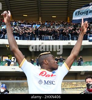 Vérone, Italie. 13th mars 2022. Victor Osimhen de Naples célèbre à la fin lors d'un match de football entre Hellas Verona et Napoli à Vérone, Italie, le 13 mars 2022. Credit: STR/Xinhua/Alay Live News Banque D'Images