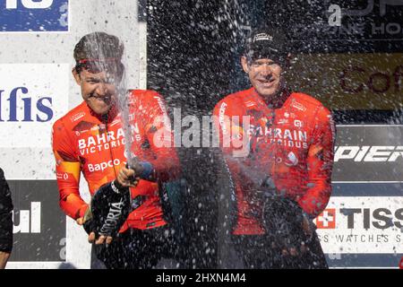 Tronto, Italie, 13/03/2022, Damiano Caruso d'Italie, Phil Bauhaus d'Allemagne et l'équipe Bahreïn victorieux célébrant sur le podium avec du champagne comme meilleur prix de l'équipe lors de la 57th Tirreno-Adriatico 2022 - Stage 7 une scène 159km de San Benedetto del Tronto à San Benedetto del Tronto / #TirrenoAdriatico / #WorldTour / le 13 mars, 2022 à San Benedetto del Tronto, Italie. ©photo: Cinzia Camela. Banque D'Images