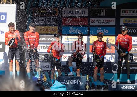 Tronto, Italie, 13/03/2022, Damiano Caruso d'Italie, Phil Bauhaus d'Allemagne, Pello Bilbao Lopez de Armatia d'Espagne, Heinrich Haussler d'Australie, Mikel Landa Meana d'Espagne, Jan Tratnik de Slovénie, Jasha Sutterlin d'Allemagne et l'équipe Bahreïn victorieuse célébrant sur le podium avec le champagne comme meilleur prix de l'équipe lors de la 57th Tirreno-Adriatico 2022 - Stage 7 une scène 159km de San Benedetto del Tronto à San Benedetto del Tronto / #TirrenoAdriatico / #WorldTour / le 13 mars, 2022 à San Benedetto del Tronto, Italie. ©photo: Cinzia Camela. Banque D'Images