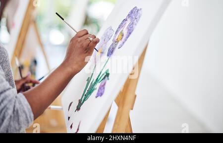 Faites quelque chose que vous aimez chaque jour. Photo rognée d'une femme non reconnaissable travaillant sur un tableau dans un studio d'art. Banque D'Images