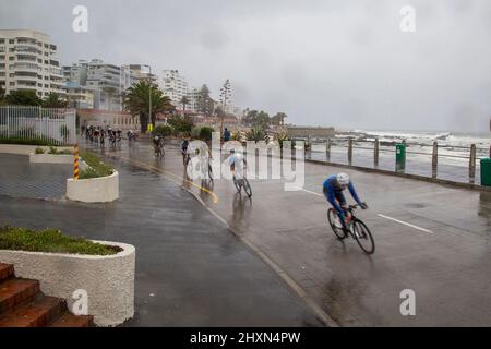 CAPE TOWN, 14 mars 2022 (Xinhua) -- les cyclistes participent à la tournée à vélo du Cap, en Afrique du Sud, le 13 mars 2022. (Photo de Francisco Scarbar/Xinhua) Banque D'Images