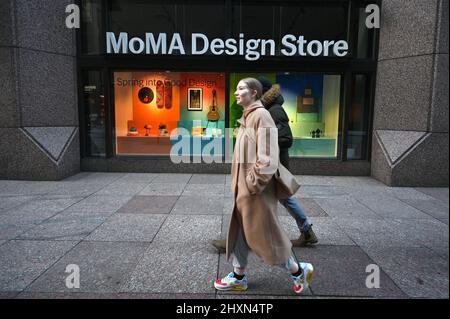 New York, États-Unis. 13th mars 2022. Les gens traversent le magasin MoMA Design en face du musée d'art moderne, qui est temporairement fermé après que deux employés aient été poignardé la veille, New York, NY, le 13 mars 2022. Un homme, dont les membres ont été révoqués, a été privé de son entrée dans MoMA le 12 mars et a attaqué deux employées derrière le bureau de réception; les deux femmes ont été soignées dans un hôpital local pour des blessures par coups de couteau et devraient se rétablir complètement. (Photo par Anthony Behar/Sipa USA) crédit: SIPA USA/Alay Live News Banque D'Images