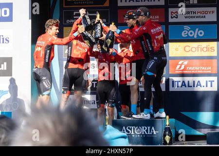 Tronto, Italie, 13/03/2022, Damiano Caruso d'Italie, Phil Bauhaus d'Allemagne, Pello Bilbao Lopez de Armatia d'Espagne, Heinrich Haussler d'Australie, Mikel Landa Meana d'Espagne, Jan Tratnik de Slovénie, Jasha Sutterlin d'Allemagne et l'équipe Bahreïn victorieuse célébrant sur le podium avec le champagne comme meilleur prix de l'équipe lors de la 57th Tirreno-Adriatico 2022 - Stage 7 une scène 159km de San Benedetto del Tronto à San Benedetto del Tronto / #TirrenoAdriatico / #WorldTour / le 13 mars, 2022 à San Benedetto del Tronto, Italie. ©photo: Cinzia Camela. Banque D'Images