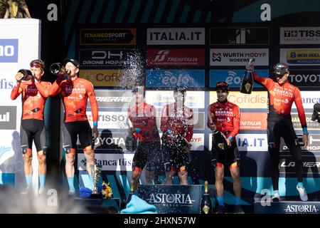 Tronto, Italie, 13/03/2022, Damiano Caruso d'Italie, Phil Bauhaus d'Allemagne, Pello Bilbao Lopez de Armatia d'Espagne, Heinrich Haussler d'Australie, Mikel Landa Meana d'Espagne, Jan Tratnik de Slovénie, Jasha Sutterlin d'Allemagne et l'équipe Bahreïn victorieuse célébrant sur le podium avec le champagne comme meilleur prix de l'équipe lors de la 57th Tirreno-Adriatico 2022 - Stage 7 une scène 159km de San Benedetto del Tronto à San Benedetto del Tronto / #TirrenoAdriatico / #WorldTour / le 13 mars, 2022 à San Benedetto del Tronto, Italie. ©photo: Cinzia Camela. Banque D'Images