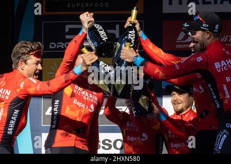 Tronto, Italie, 13/03/2022, Damiano Caruso d'Italie, Phil Bauhaus d'Allemagne, Pello Bilbao Lopez de Armatia d'Espagne, Heinrich Haussler d'Australie, Mikel Landa Meana d'Espagne, Jan Tratnik de Slovénie, Jasha Sutterlin d'Allemagne et l'équipe Bahreïn victorieuse célébrant sur le podium avec le champagne comme meilleur prix de l'équipe lors de la 57th Tirreno-Adriatico 2022 - Stage 7 une scène 159km de San Benedetto del Tronto à San Benedetto del Tronto / #TirrenoAdriatico / #WorldTour / le 13 mars, 2022 à San Benedetto del Tronto, Italie. ©photo: Cinzia Camela. Banque D'Images