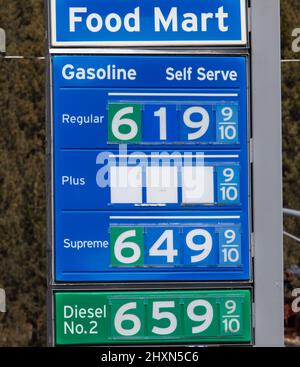 ÉTATS-UNIS. 11th mars 2022. Les prix du gaz continuent de grimper dans toute la Californie à mesure que l'inflation et les sanctions mondiales augmentent les coûts dans tout le pays. Mars 11 2022 (photo de Hale Irwin/SIPA USA) crédit: SIPA USA/Alay Live News Banque D'Images