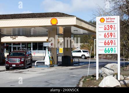 ÉTATS-UNIS. 11th mars 2022. Les prix du gaz continuent de grimper dans toute la Californie à mesure que l'inflation et les sanctions mondiales augmentent les coûts dans tout le pays. Mars 11 2022 (photo de Hale Irwin/SIPA USA) crédit: SIPA USA/Alay Live News Banque D'Images