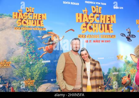 Sascha Schmitz aka Sasha mit Ehefrau Julia Röntgen BEI der Premiere des Kinofilm 'ie Häschenschule - Der große Eierklau' in den Zeise Kinos. Hambourg Banque D'Images