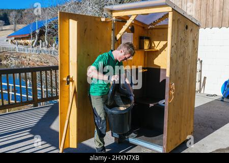 Titisee Neustadt, Allemagne. 10th mars 2022. Fridolin Einwald vérifie les jetons dans une toilette de location mobile. Fridolin Einwald et son partenaire d'affaires Michael Heizmann construisent eux-mêmes les toilettes sèches et exploitent un service de location. La Journée de l'eau vise à attirer l'attention sur la pénurie croissante d'eau et la baisse de la qualité de l'eau potable. Credit: Philipp von Ditfurth/dpa/Alay Live News Banque D'Images